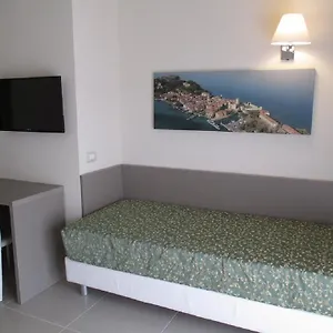 Hotel Holiday סירמיונה